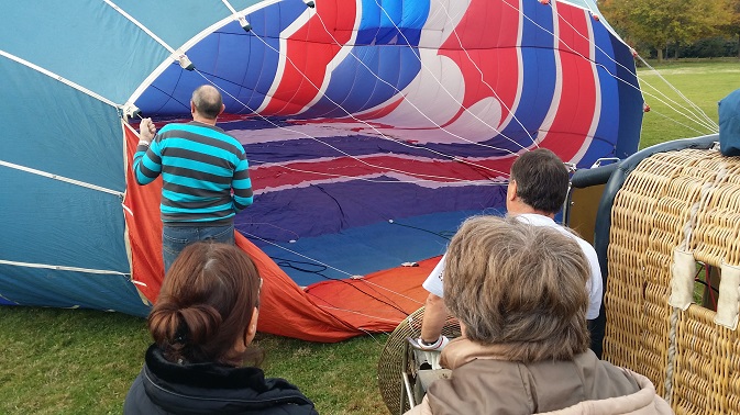 La montgolfière est galbé par l'air