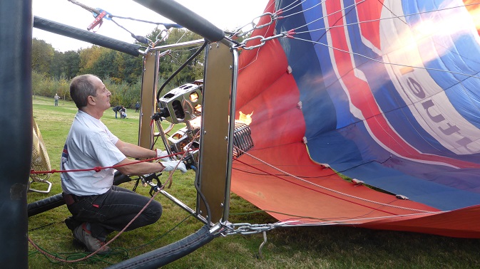 Le pilote chauffe la montgolfière