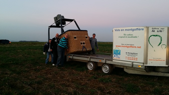 Rangement de la montgolfière dans la remorque