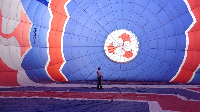 Vérification intérieur de la montgolfière